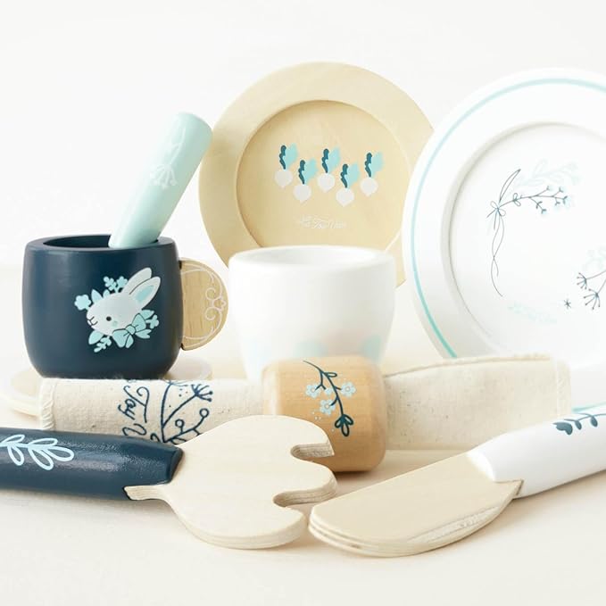 Le Toy Van Wooden Cutlery Dinner Set - Kids Plates and Utensils - Toddler Wooden Toys for Ages 2 Years +