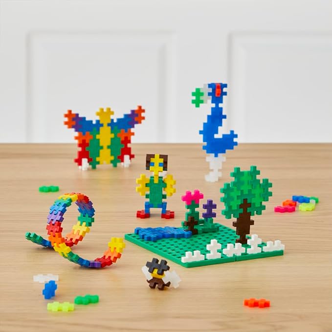 Plus Plus Building Set with Metal Suitcase, 3D Open Ended Stem Toy for Kids, 600 Mini Interlocking Pieces, 2 Green Baseplates