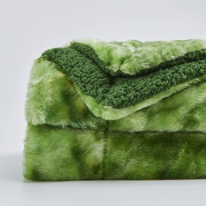 NEWCOSPLAY Super Soft Faux Fur Blanket Twin Size Green Sherpa Fuzzy Plush Warm Blanket for Sofa Bed (Green, Twin(60"x80"))