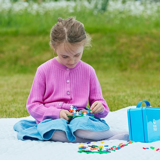 Plus Plus Building Set with Metal Suitcase, 3D Open Ended Stem Toy for Kids, 600 Mini Interlocking Pieces, 2 Green Baseplates