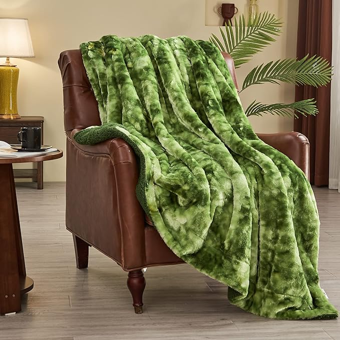 NEWCOSPLAY Super Soft Faux Fur Throw Blanket for Couch Green Sherpa Fuzzy Plush Warm Blanket for Sofa Bed (Green, Throw(50"x60"))