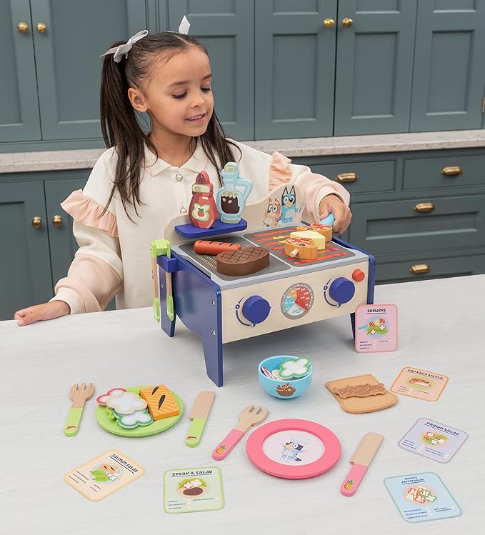 Bluey – Wooden BBQ and Salad Set, 33-Piece Colorful Playset with Tongs and Food Pieces – Realistic Role-Play & Imaginative Fun for Ages 3 Years and Up